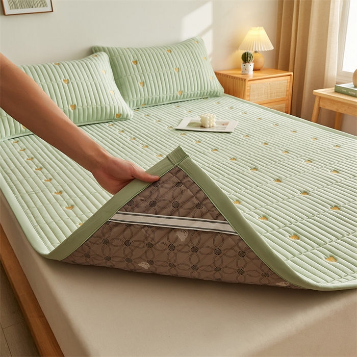 91家纺网 家纺一手货源 找家纺 叠派家纺 2024新款水洗棉刺绣床护垫 小熊-果绿