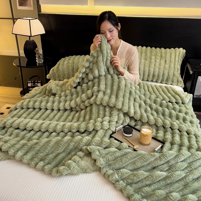 91家纺网 家纺一手货源 找家纺 欧邦 新款兔兔绒抽条单层毯 绿茶