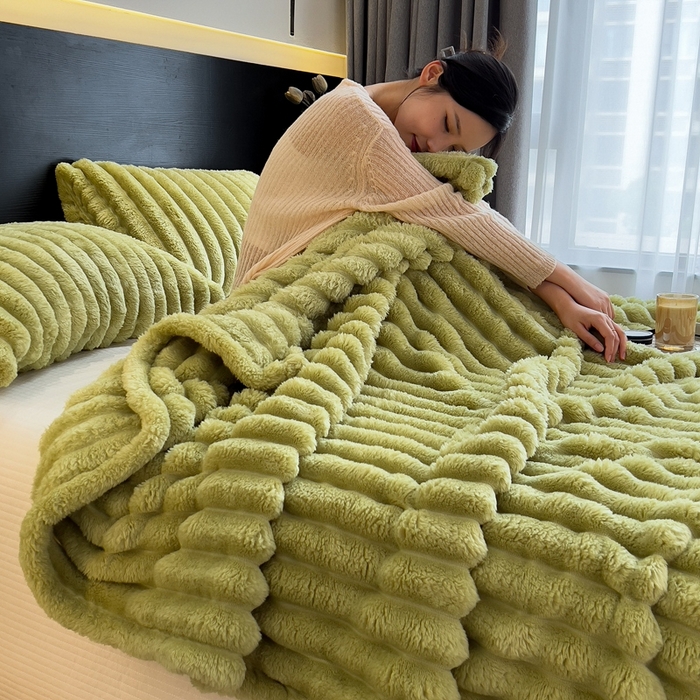 91家纺网 家纺一手货源 找家纺 欧邦 新款兔兔绒抽条单层毯 宫廷绿