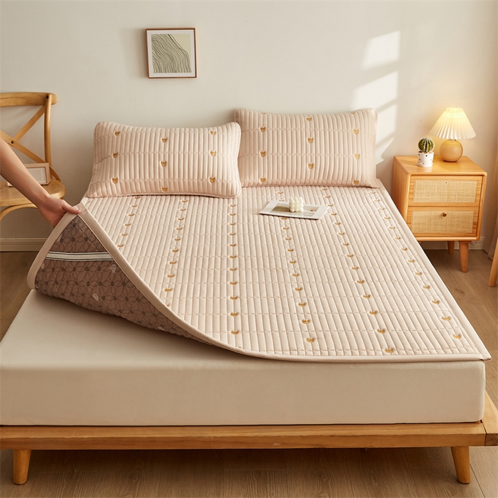 91家纺网 家纺一手货源 找家纺 叠派家纺 2024新款水洗棉刺绣床护垫 小熊-卡其