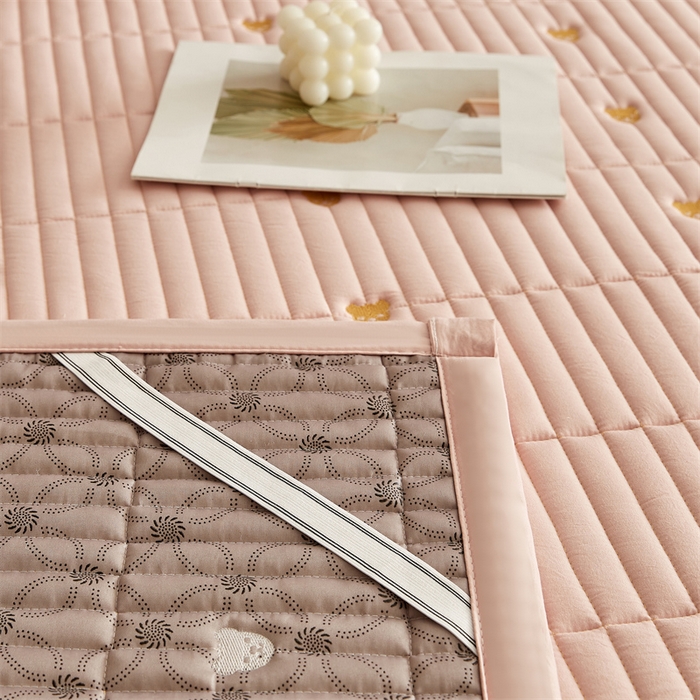 91家纺网 家纺一手货源 找家纺 叠派家纺 2024新款水洗棉刺绣床护垫 小熊-嫩粉