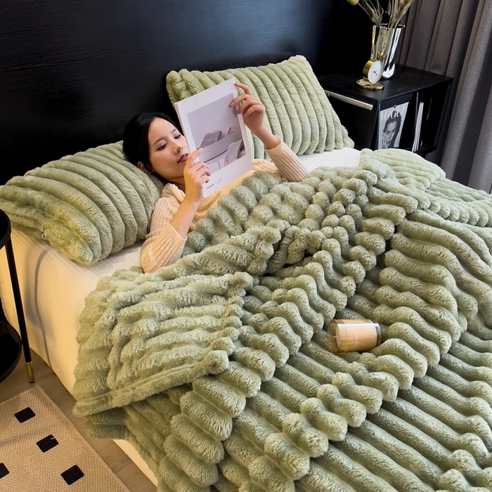 91家纺网 家纺一手货源 找家纺 欧邦 新款兔兔绒抽条单层毯 绿茶