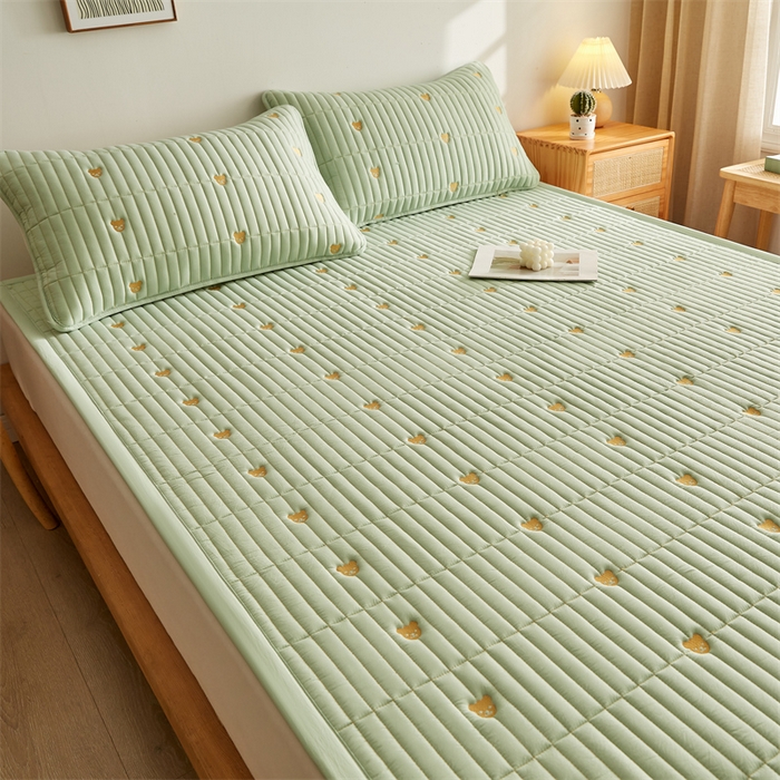 91家纺网 家纺一手货源 找家纺 叠派家纺 2024新款水洗棉刺绣床护垫 小熊-果绿