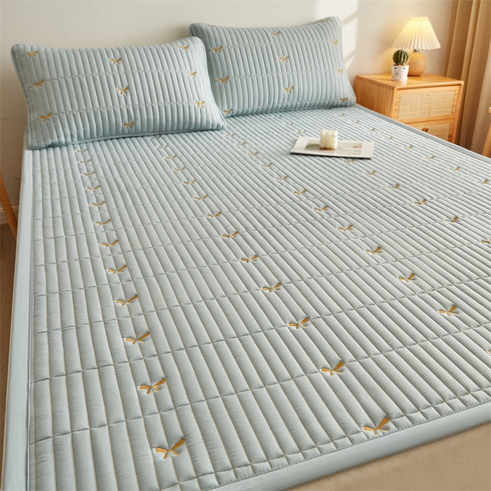 91家纺网 家纺一手货源 找家纺 叠派家纺 2024新款水洗棉刺绣床护垫 蝴蝶-浅蓝