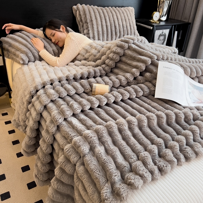 91家纺网 家纺一手货源 找家纺 欧邦 新款兔兔绒抽条单层毯 中灰