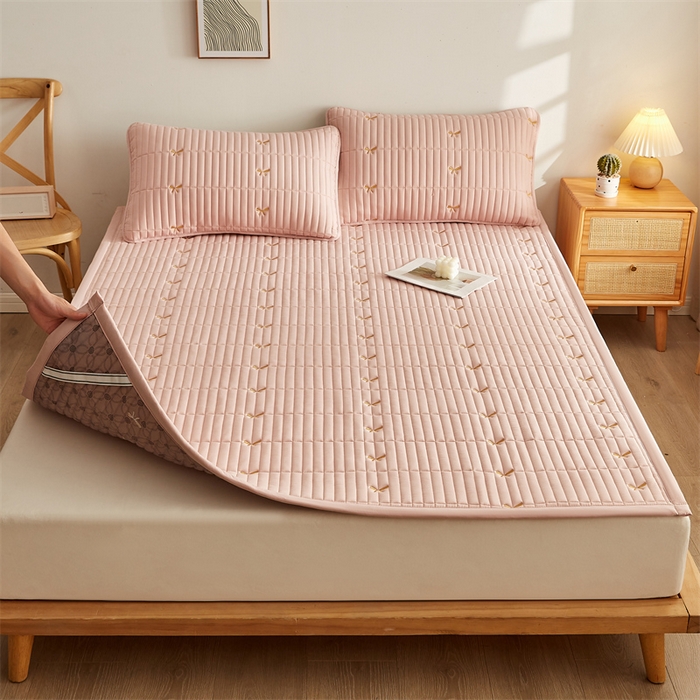 91家纺网 家纺一手货源 找家纺 叠派家纺 2024新款水洗棉刺绣床护垫 蝴蝶-嫩粉