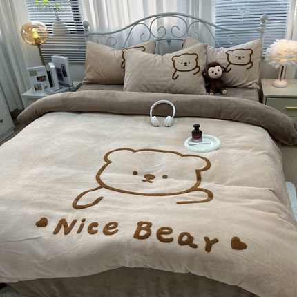 91家纺网 家纺一手货源 找家纺 逸林家纺《原希尔顿逸林》 2024新款牛奶绒毛巾绣四件套加厚立体卡通牛奶绒四件套 呆萌熊-浅咖深咖