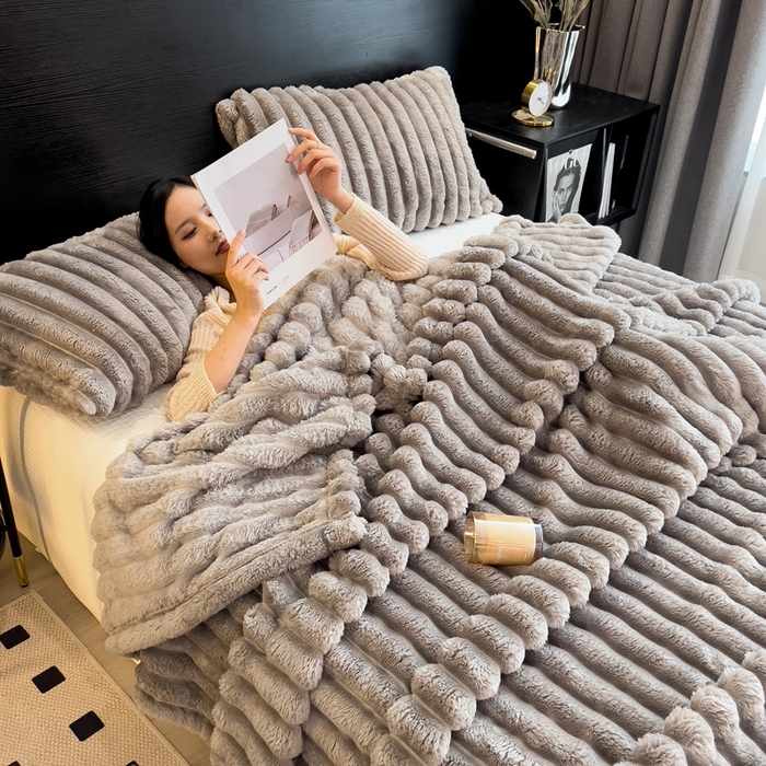 91家纺网 家纺一手货源 找家纺 欧邦 新款兔兔绒抽条单层毯 中灰