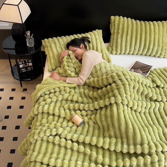 91家纺网 家纺一手货源 找家纺 欧邦 新款兔兔绒抽条单层毯 宫廷绿