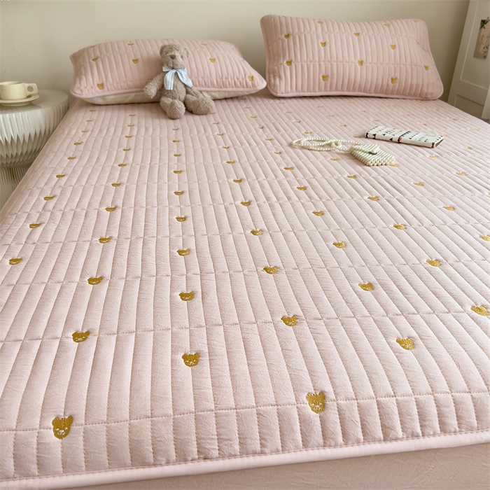 91家纺网 家纺一手货源 找家纺 叠派家纺 2024新款水洗棉刺绣夹棉床笠 小熊-嫩粉