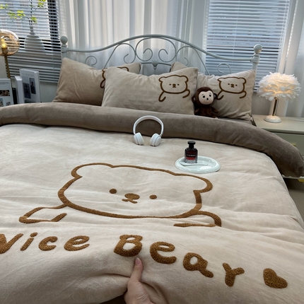 逸林家纺《原希尔顿逸林》 2024新款牛奶绒毛巾绣四件套加厚立体卡通牛奶绒四件套 呆萌熊-浅咖深咖