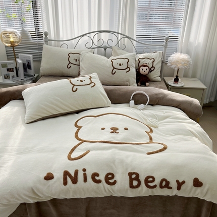 91家纺网 家纺一手货源 找家纺 逸林家纺《原希尔顿逸林》 2024新款牛奶绒毛巾绣四件套加厚立体卡通牛奶绒四件套 呆萌熊-奶白咖