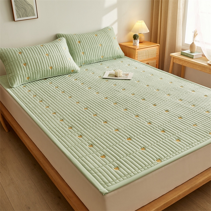 91家纺网 家纺一手货源 找家纺 叠派家纺 2024新款水洗棉刺绣床护垫 小熊-果绿