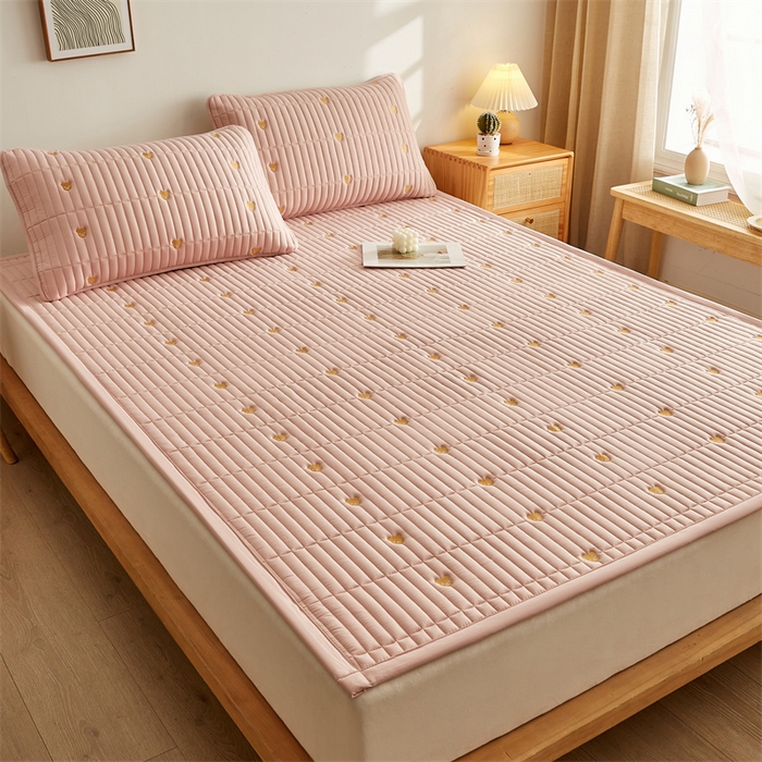 91家纺网 家纺一手货源 找家纺 叠派家纺 2024新款水洗棉刺绣床护垫 小熊-嫩粉