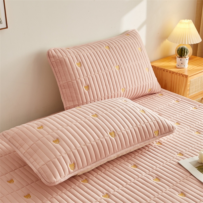 91家纺网 家纺一手货源 找家纺 叠派家纺 2024新款水洗棉刺绣床护垫 小熊-嫩粉