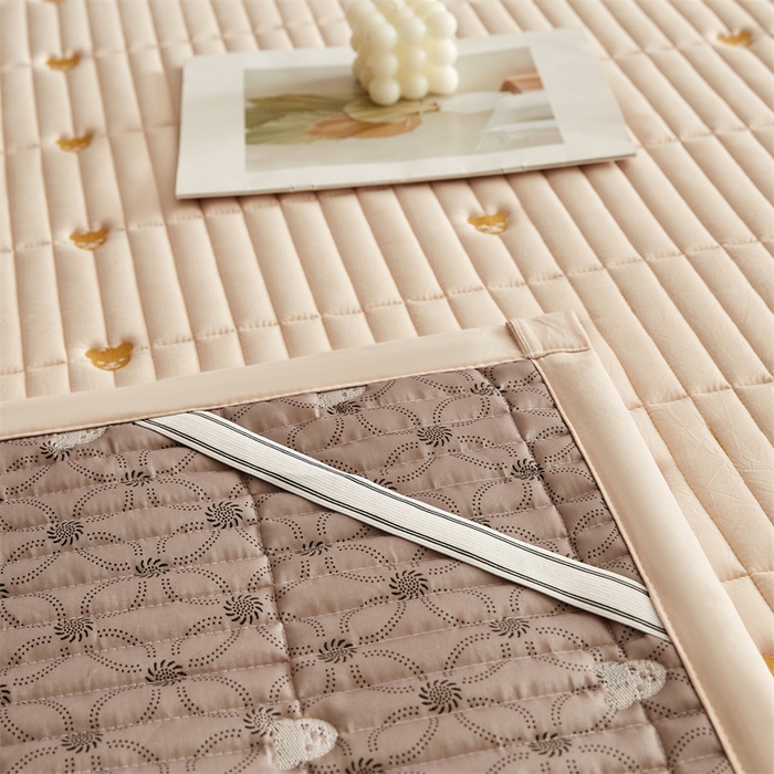 91家纺网 家纺一手货源 找家纺 叠派家纺 2024新款水洗棉刺绣床护垫 小熊-卡其