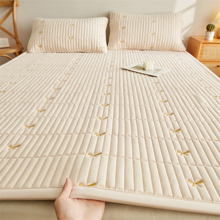 91家纺网 家纺一手货源 找家纺 叠派家纺 2024新款水洗棉刺绣床护垫 蝴蝶-卡其