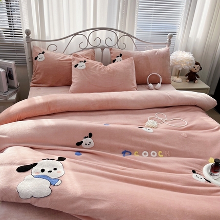 91家纺网 家纺一手货源 找家纺 逸林家纺《原希尔顿逸林》 2024新款牛奶绒毛巾绣四件套加厚立体卡通牛奶绒四件套 小奶狗-粉