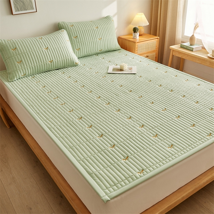 91家纺网 家纺一手货源 找家纺 叠派家纺 2024新款水洗棉刺绣床护垫 蝴蝶-果绿