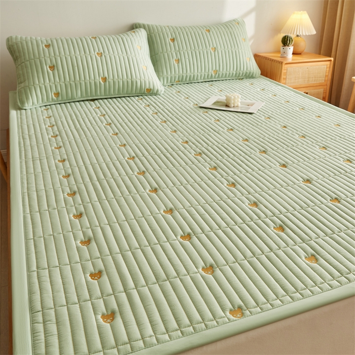 91家纺网 家纺一手货源 找家纺 叠派家纺 2024新款水洗棉刺绣床护垫 小熊-果绿