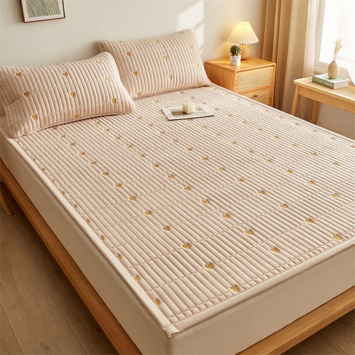 91家纺网 家纺一手货源 找家纺 叠派家纺 2024新款水洗棉刺绣床护垫 小熊-卡其