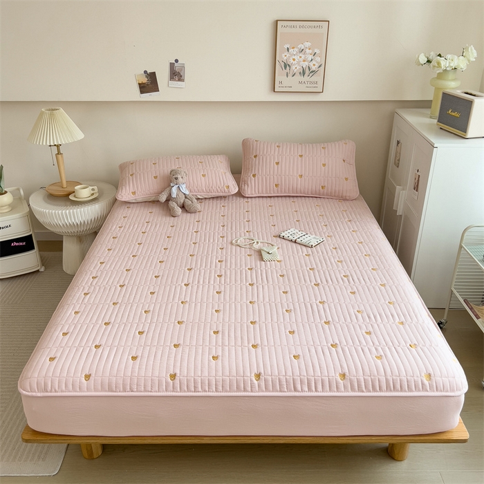 91家纺网 家纺一手货源 找家纺 叠派家纺 2024新款水洗棉刺绣夹棉床笠 小熊-嫩粉