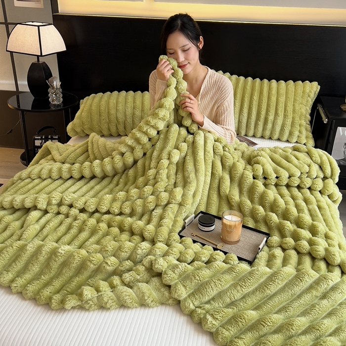 91家纺网 家纺一手货源 找家纺 欧邦 新款兔兔绒抽条单层毯 宫廷绿