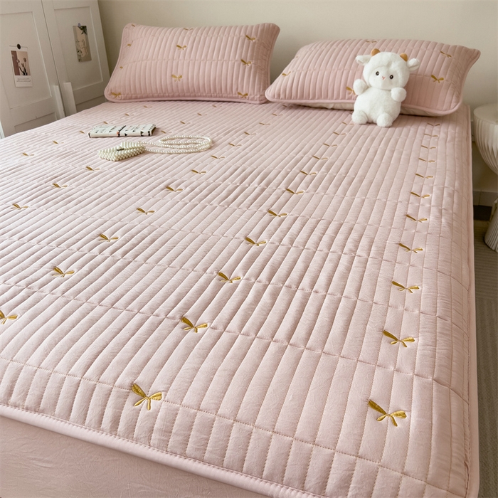 91家纺网 家纺一手货源 找家纺 叠派家纺 2024新款水洗棉刺绣夹棉床笠 蝴蝶结-嫩粉