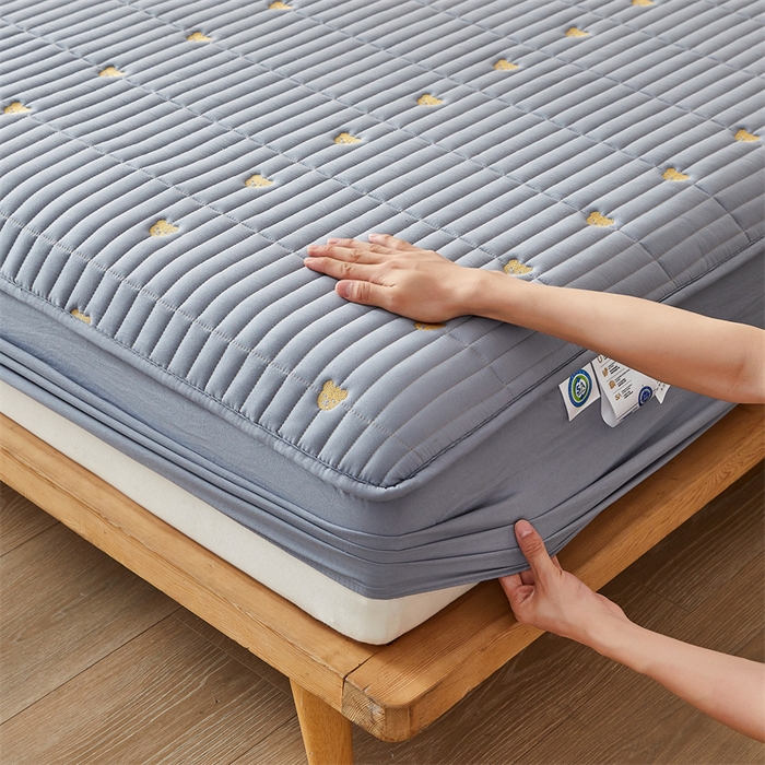 91家纺网 家纺一手货源 找家纺 叠派家纺 2024新款水洗棉刺绣夹棉床笠 小熊-蓝灰