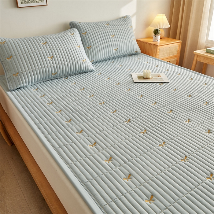 91家纺网 家纺一手货源 找家纺 叠派家纺 2024新款水洗棉刺绣床护垫 蝴蝶-浅蓝