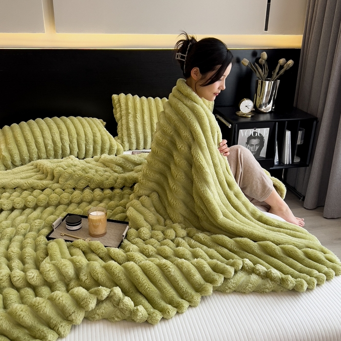 91家纺网 家纺一手货源 找家纺 欧邦 新款兔兔绒抽条单层毯 宫廷绿