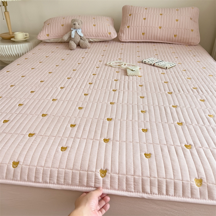 91家纺网 家纺一手货源 找家纺 叠派家纺 2024新款水洗棉刺绣夹棉床笠 小熊-嫩粉