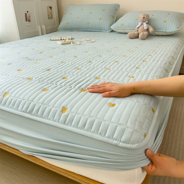 91家纺网 家纺一手货源 找家纺 叠派家纺 2024新款水洗棉刺绣夹棉床笠 小熊-浅蓝