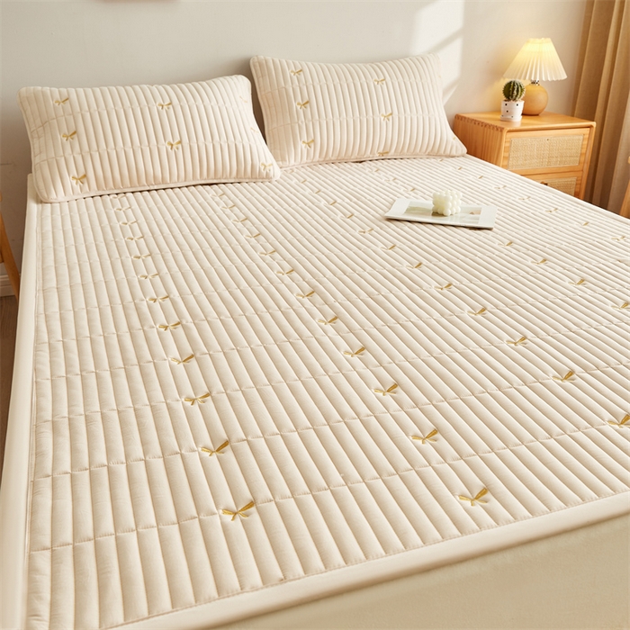 91家纺网 家纺一手货源 找家纺 叠派家纺 2024新款水洗棉刺绣床护垫 蝴蝶-卡其