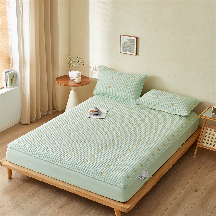 91家纺网 家纺一手货源 找家纺 叠派家纺 2024新款水洗棉刺绣夹棉床笠 小熊-果绿