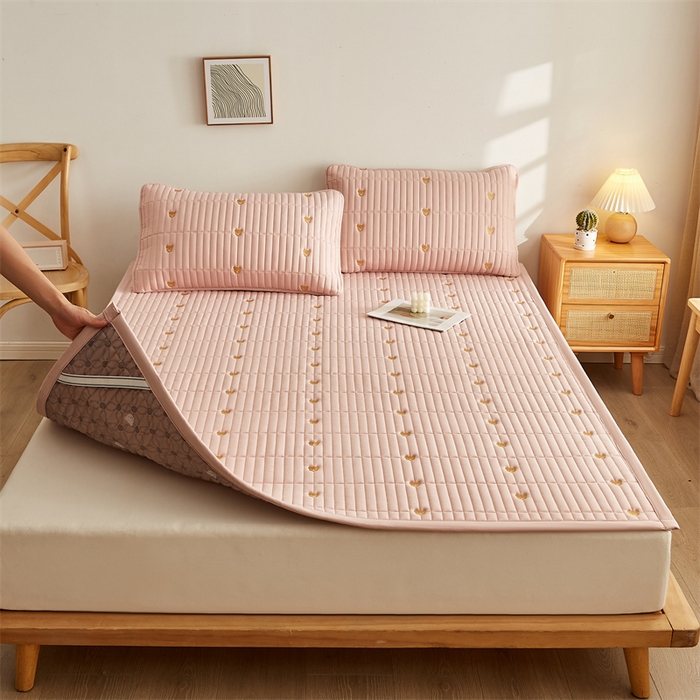 91家纺网 家纺一手货源 找家纺 叠派家纺 2024新款水洗棉刺绣床护垫 小熊-嫩粉