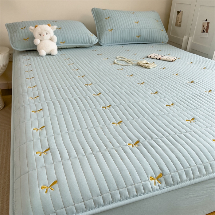 91家纺网 家纺一手货源 找家纺 叠派家纺 2024新款水洗棉刺绣夹棉床笠 蝴蝶结-浅蓝