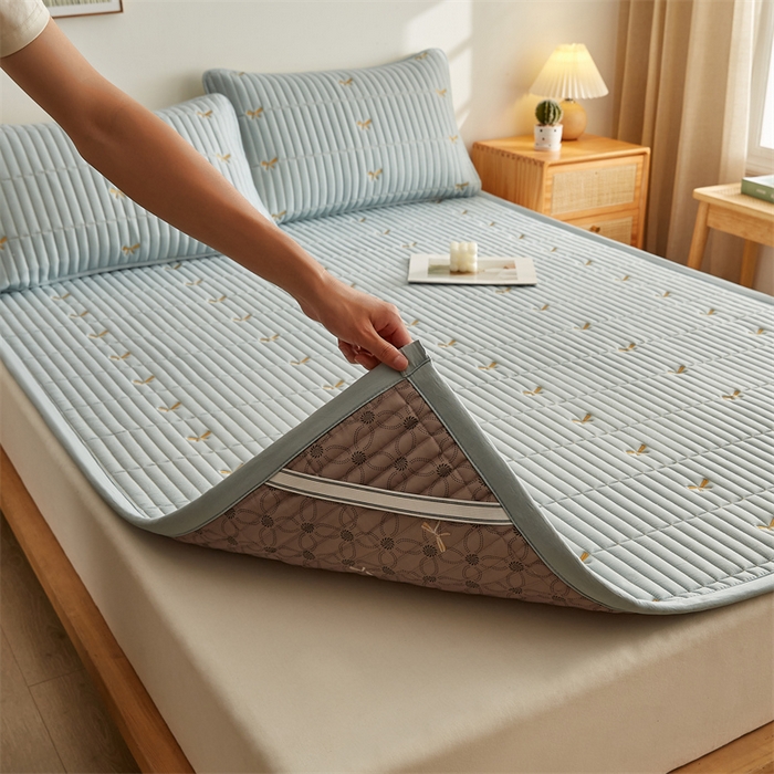 91家纺网 家纺一手货源 找家纺 叠派家纺 2024新款水洗棉刺绣床护垫 蝴蝶-浅蓝