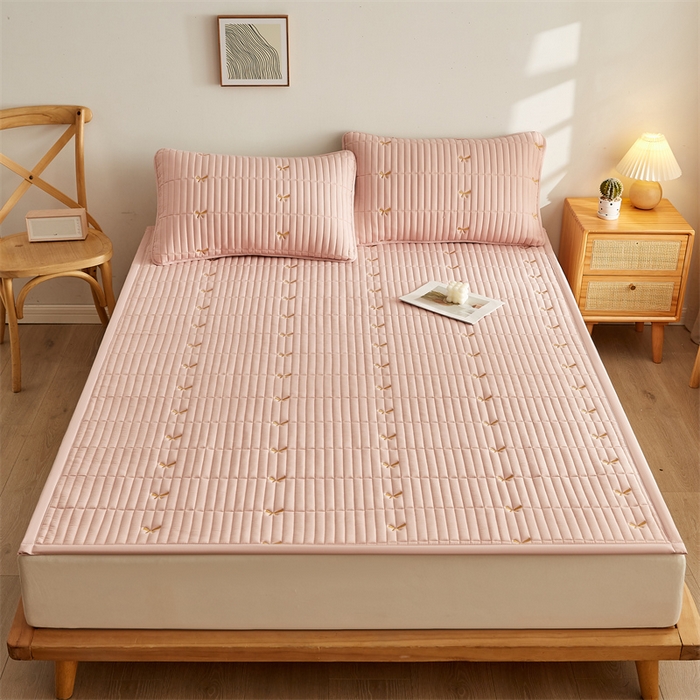 91家纺网 家纺一手货源 找家纺 叠派家纺 2024新款水洗棉刺绣床护垫 蝴蝶-嫩粉