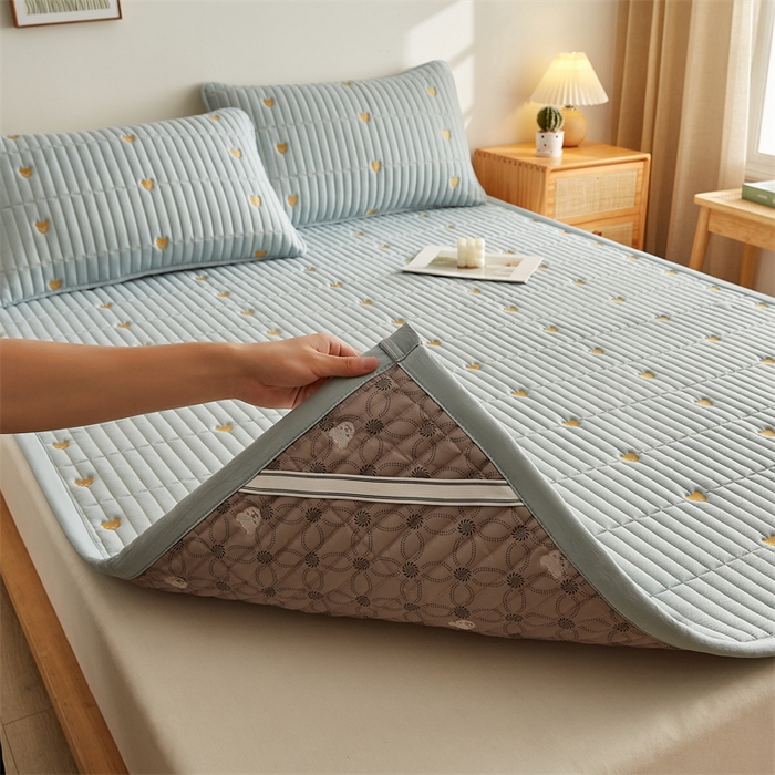 91家纺网 家纺一手货源 找家纺 叠派家纺 2024新款水洗棉刺绣床护垫 小熊-浅蓝