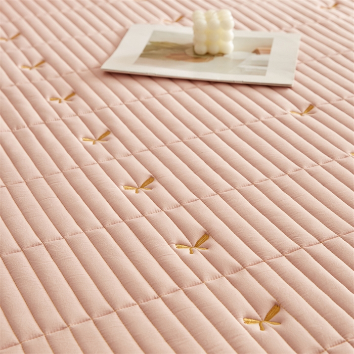 91家纺网 家纺一手货源 找家纺 叠派家纺 2024新款水洗棉刺绣床护垫 蝴蝶-嫩粉