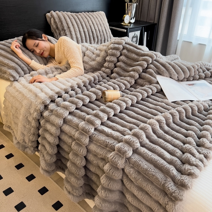 91家纺网 家纺一手货源 找家纺 欧邦 新款兔兔绒抽条单层毯 中灰