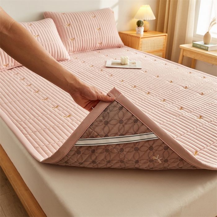 91家纺网 家纺一手货源 找家纺 叠派家纺 2024新款水洗棉刺绣床护垫 蝴蝶-嫩粉