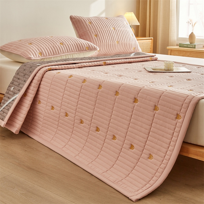 91家纺网 家纺一手货源 找家纺 叠派家纺 2024新款水洗棉刺绣床护垫 小熊-嫩粉