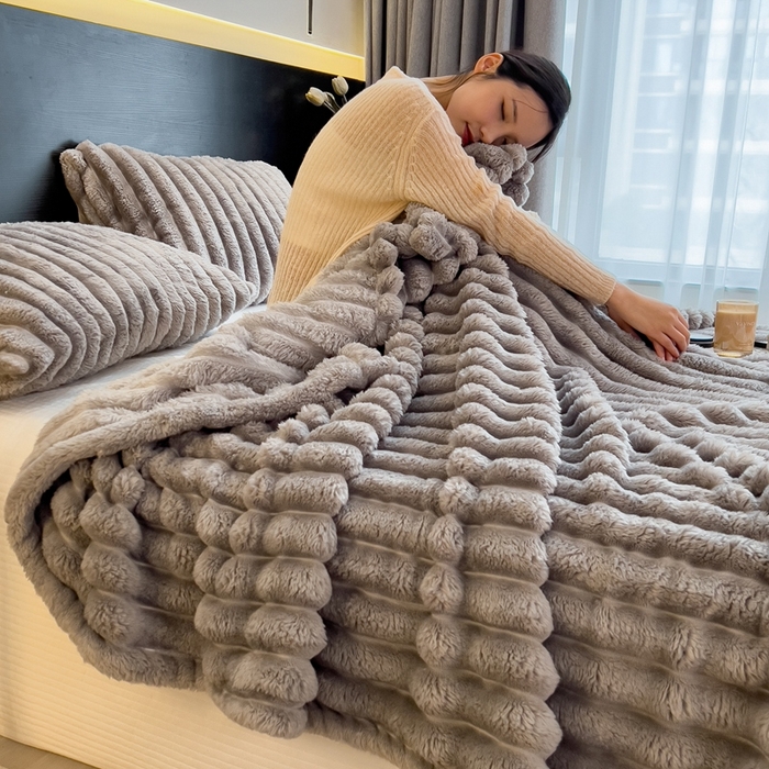 91家纺网 家纺一手货源 找家纺 欧邦 新款兔兔绒抽条单层毯 中灰