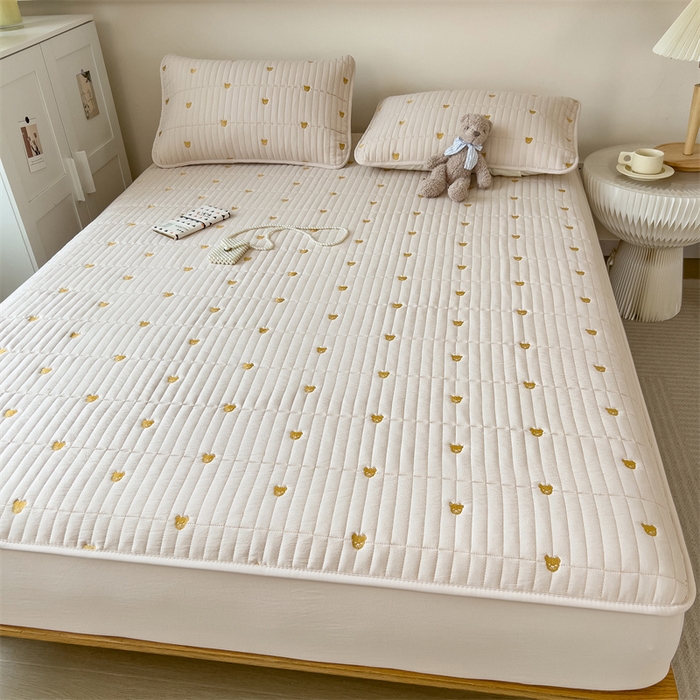 91家纺网 家纺一手货源 找家纺 叠派家纺 2024新款水洗棉刺绣夹棉床笠 小熊-卡其