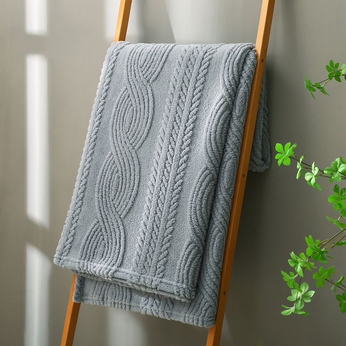 91家纺网 家纺一手货源 找家纺 巴木赫 2024新款8字塔芙绒毯子毛毯 雾蓝