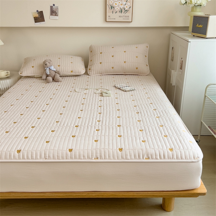 91家纺网 家纺一手货源 找家纺 叠派家纺 2024新款水洗棉刺绣夹棉床笠 小熊-卡其