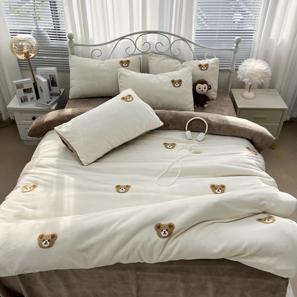 91家纺网 家纺一手货源 找家纺 逸林家纺《原希尔顿逸林》 2024新款牛奶绒毛巾绣四件套加厚立体卡通牛奶绒四件套 小熊-奶白咖