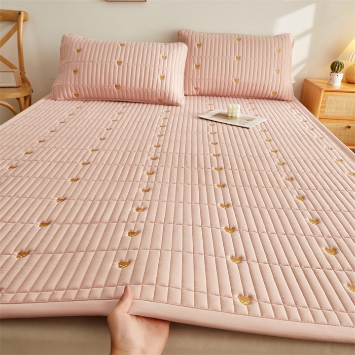 91家纺网 家纺一手货源 找家纺 叠派家纺 2024新款水洗棉刺绣床护垫 小熊-嫩粉